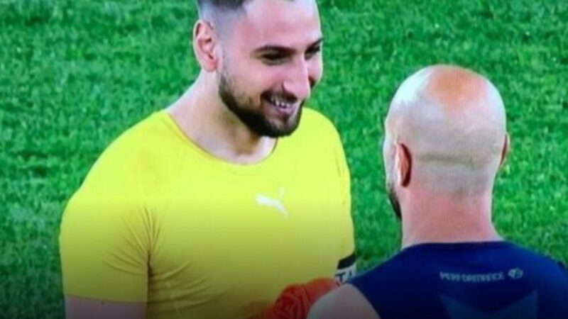 Gigio che combini? Sorrisi con Reina dopo la sconfitta