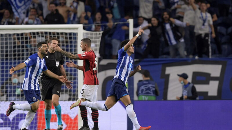 Porto – Milan 1-0, la moviola: i rossoneri protestano per un contatto Taremi – Bennacer sul goal dei lusitani