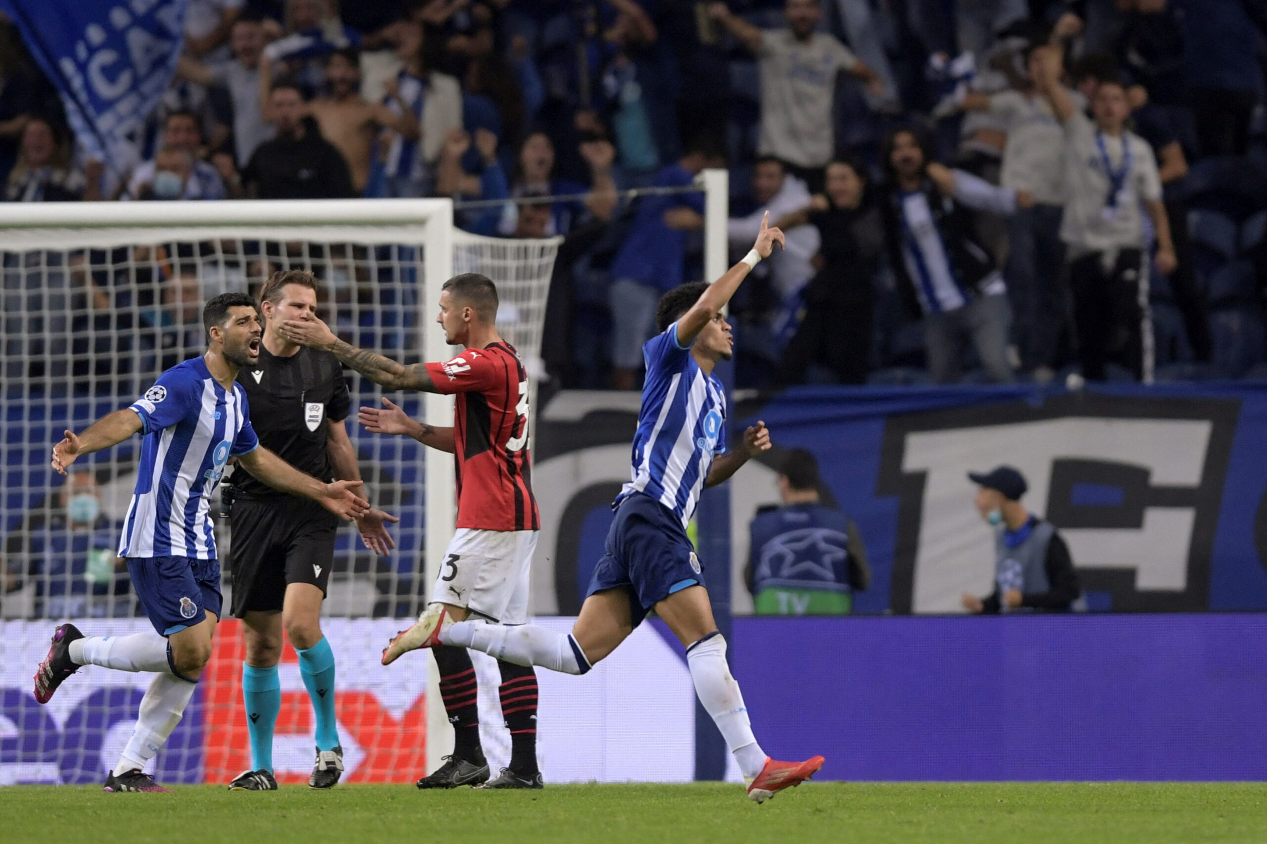 Porto – Milan 1-0, la moviola: i rossoneri protestano per un contatto Taremi – Bennacer sul goal dei lusitani